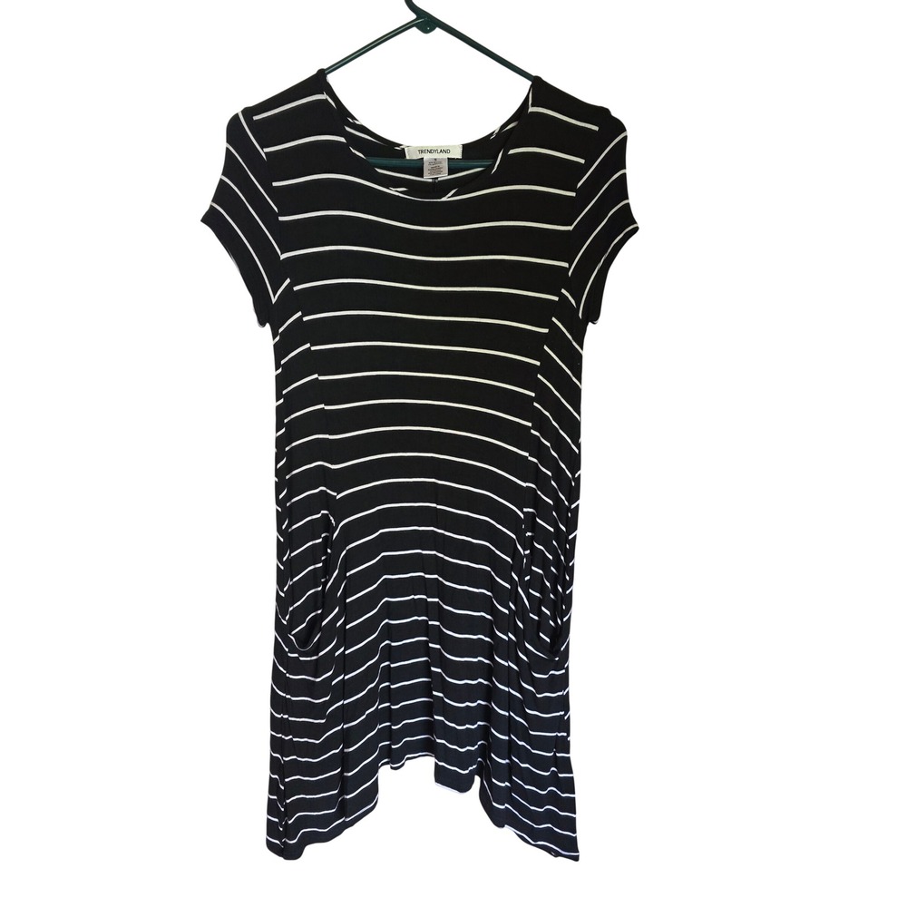 Trendyland Black White‎ Striped Sharkbite Tunic Top S Pocket Short Sleeve Rayon